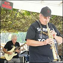 SClaraArtWineFest2022-EastSideFunk-043.jpg