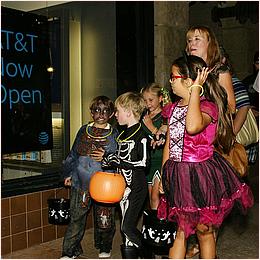 SLO_CO-FarmersMarketHalloween-21a.jpg